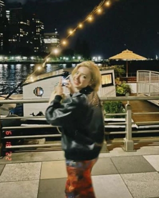 Photo_shared_by__peytonsblush_on_April_082C_2023_tagging__peytonlist__May_be_an_image_of_1_person_and_the_Brooklyn_Bridge_.jpg